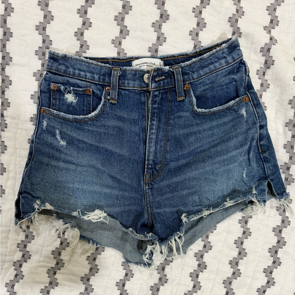 Abercrombie & Fitch curve love highrise mom jean shorts SZ 27 SZ 4 med wash